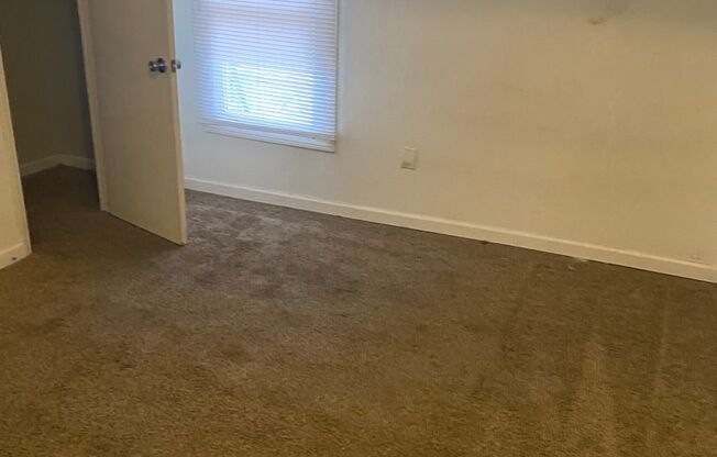 3 beds, 1 bath, $1,300