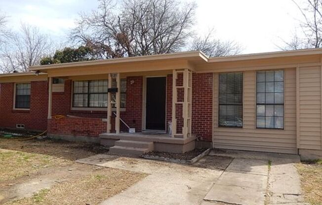 3 Bedroom, 1 1/2 Bath in Casa View!