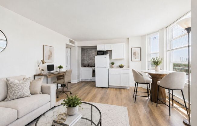 JULY 15 Newly renovated 1 bed, 1 bath in Rittenhouse FREE GAS AND COLD WATER