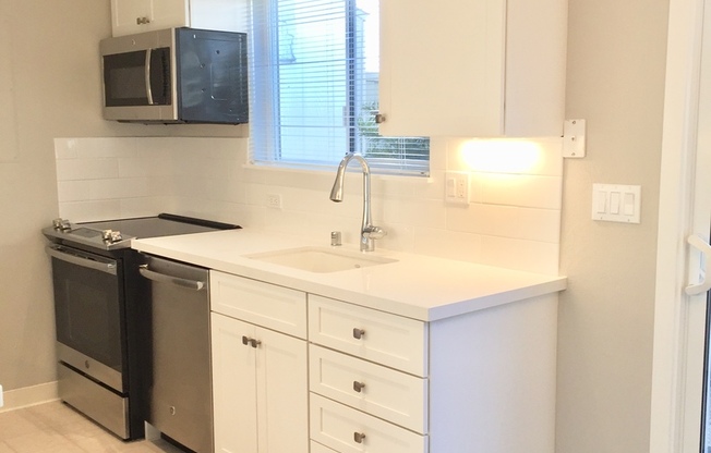 2 beds, 1.5 baths, 1,000 sqft, $3,295, Unit 10