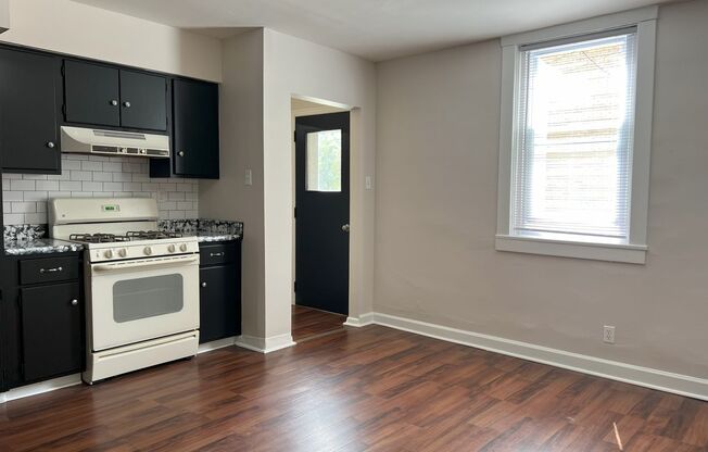 2 beds, 1 bath, $1,100, Unit 548 Valley Rd Apt B