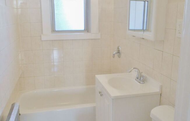 2 beds, 1 bath, 875 sqft, $2,495, Unit 1607-2