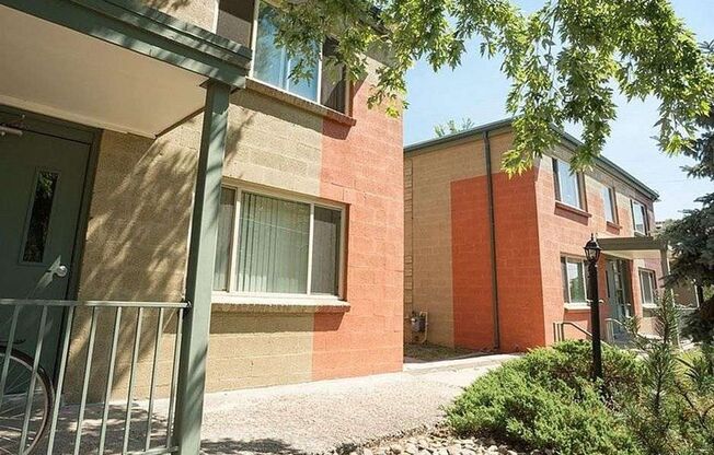 Jefferson Park Apartments – Studio, 1 & 2 Bedroom Homes in Denver’s Jefferson Park Neighborhood & Designated Parking!!