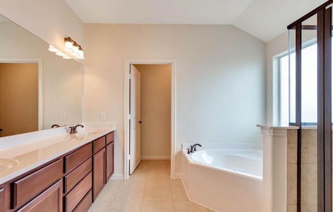 Large 4-Bedroom In Family Neighborhood w/Big & Covered Patio