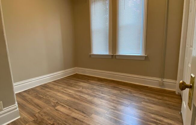 AVAILABLE NOW!! Updated 2bed 1bath!