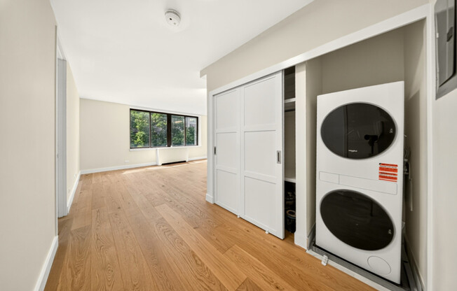 1 bed, 2.5 baths, 740 sqft, $5,800, Unit 4H