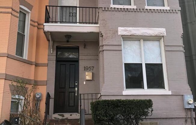 3br 2.5ba Victorian TH near Howard University in Ledroit Park