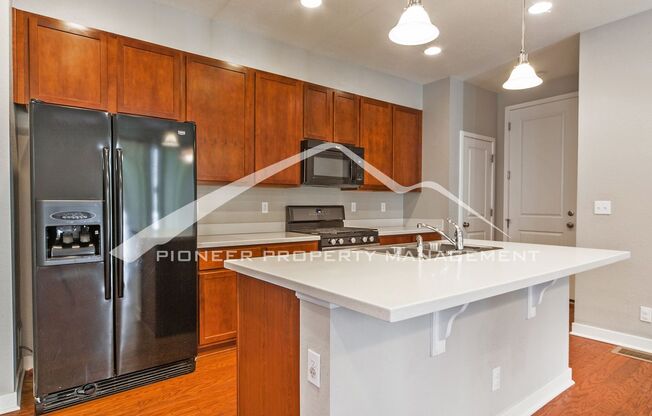 Modern Town home in Beautiful Neighborhood with Town Center Nearby!