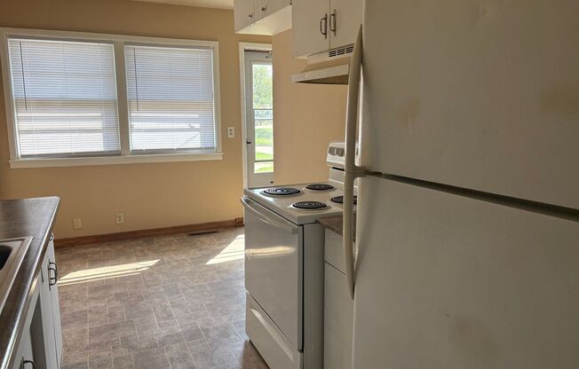 2 beds, 1 bath, 1,855 sqft, $825, Unit Lease only