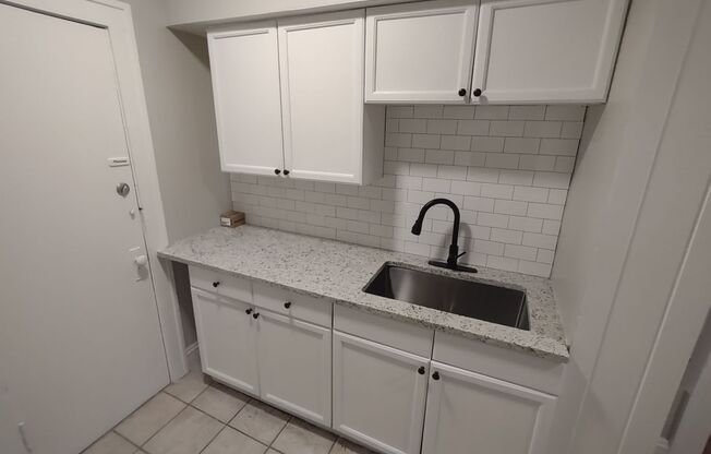 1 bed, 1 bath, $775, Unit Unit #15