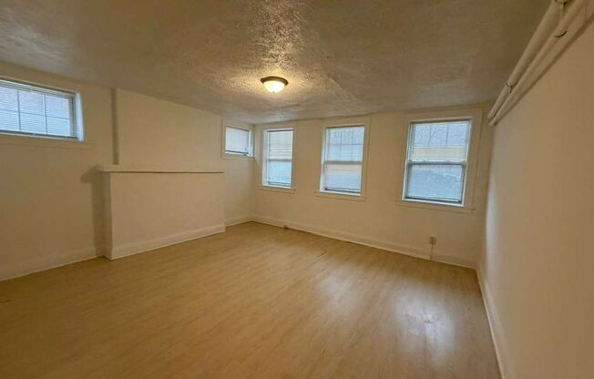 2 beds, 1 bath, 1,016 sqft, $1,095, Unit Unit 112