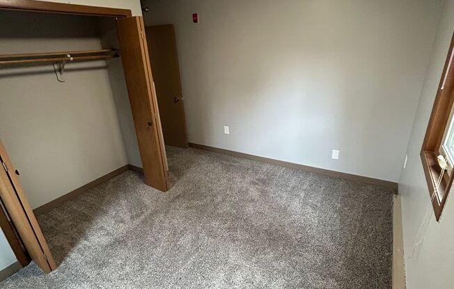2 beds, 1 bath, 2 sqft, $1,095, Unit 1038 Fond du Lac Ave Unit 201