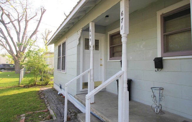 Cottage Style 1/1 Duplex Near Downtown New Braunfels / Interior Washer & Dryer Connections / NBISD