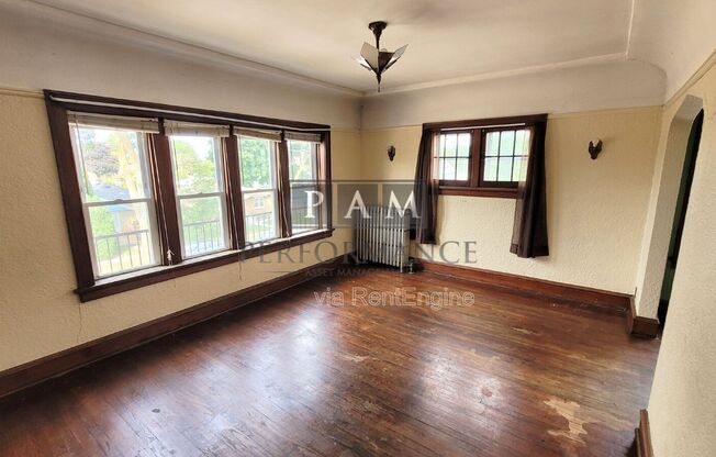 3927 E LAYTON AVE