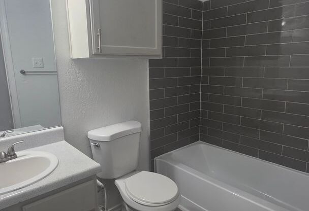 2 beds, 1 bath, 756 sqft, $1,050, Unit 1516