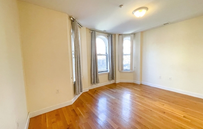 3 beds, 1 bath, 750 sqft, $4,600, Unit 204