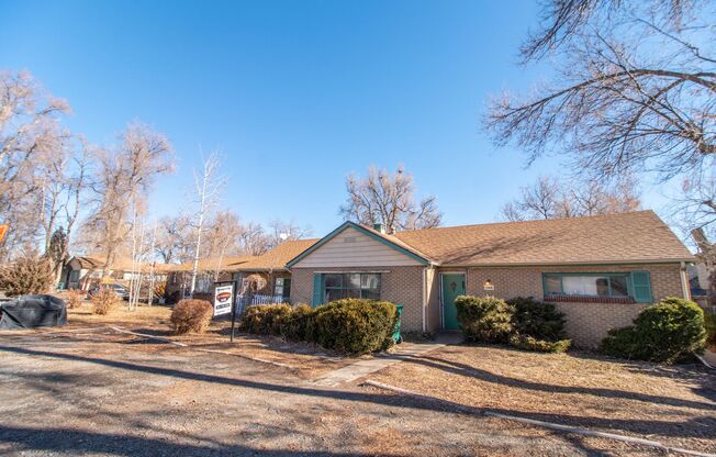 1 bedroom located in the heart of Lakewood! Enjoy your 1st month free!