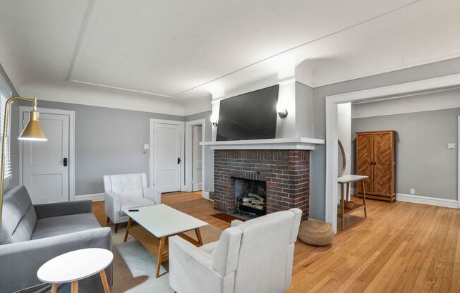 Rare quality UWM Flat , Walk to Campus!