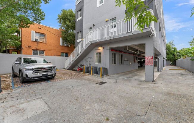 1 bed, 1.5 baths, 693 sqft, $1,950, Unit 208