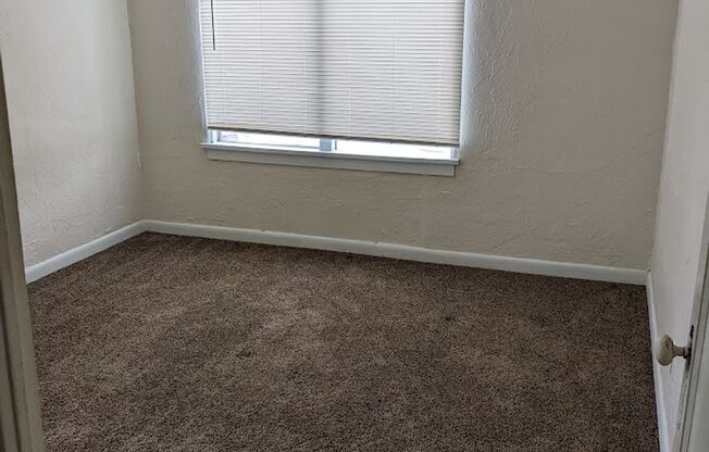 2 beds, 1 bath, 1,000 sqft, $900