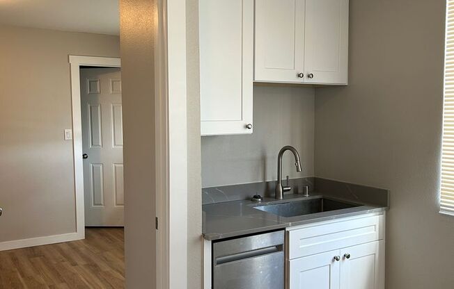 Top Floor, newly renovated 1 BD/ 1 BA!!