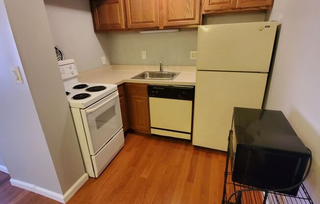 1 bed, 1 bath, 530 sqft, $1,800, Unit 03