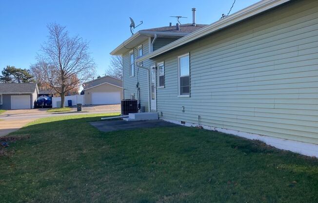 3 Bedroom 2 Bath House in Bettendorf!