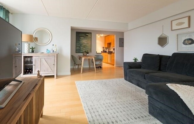 2 beds, 1.5 baths, 836 sqft, $4,750, Unit PHN