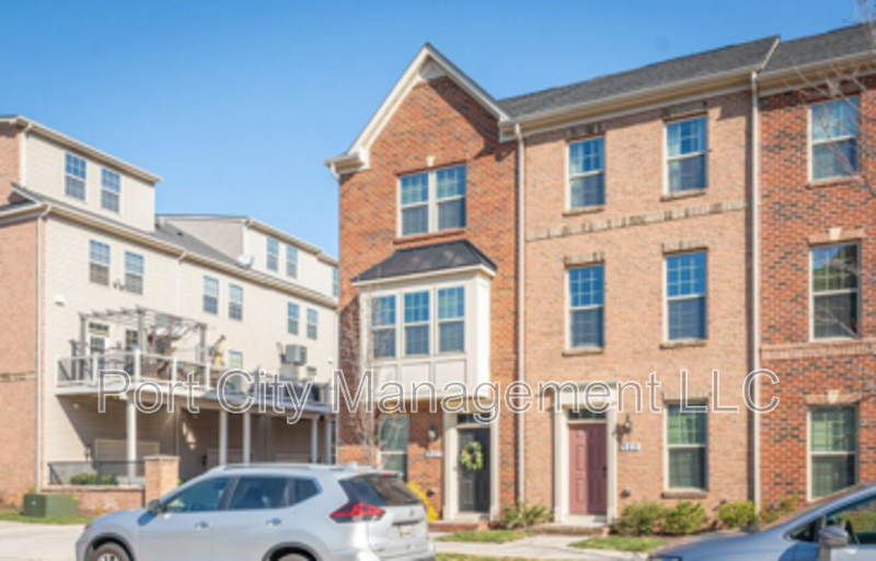 907 S MACON ST