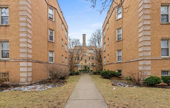 2 beds, 1 bath, $1,850, Unit 25-1B