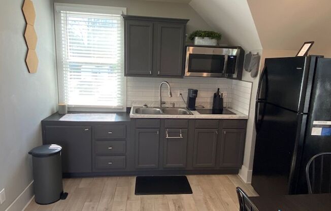 Charming 1-Bedroom Apartment Over Garage for Rent!