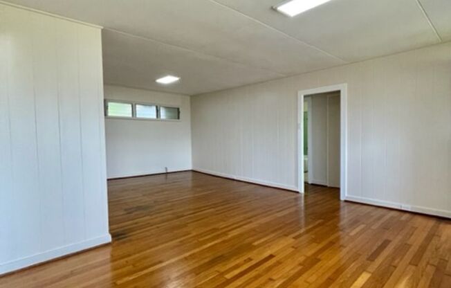 3 Bed 1 Bath Single Family Home Conveniently located in the Waialae Area