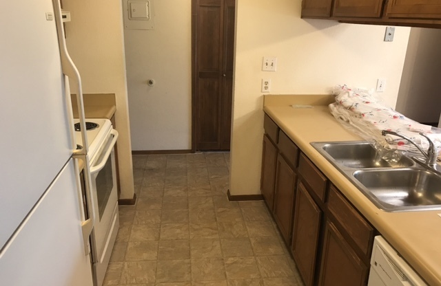 Bright and spacious two Bedroom one Bath, big deck, great location! (34th)