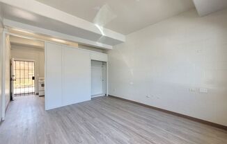 Studio, 1 bath, 335 sqft, $1,300, Unit 105