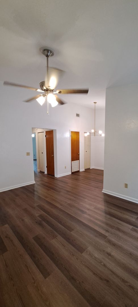 2 beds, 1 bath, $1,050