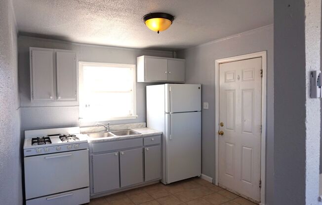 2 beds, 1 bath, 600 sqft, $800, Unit 244