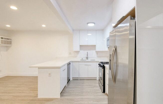 1223 N. Beachwood Dr