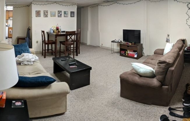 4 beds, 2 baths, $6,200, Unit R21