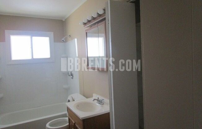 3 beds, 1 bath, $1,075