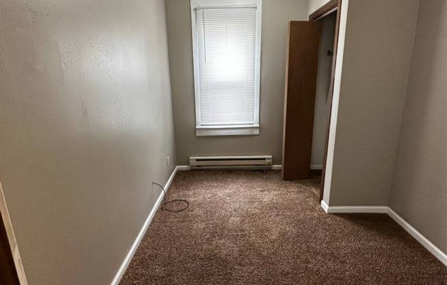 3 beds, 1 bath, 900 sqft, $1,200