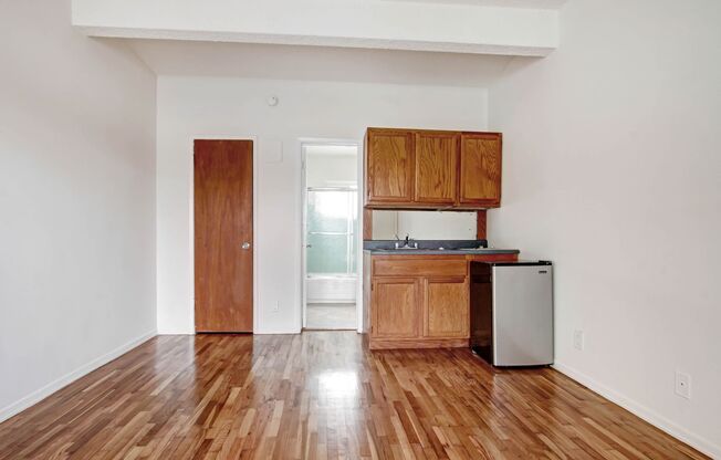 1010 Pico Blvd in Santa Monica. Walk to the beach and Main St!