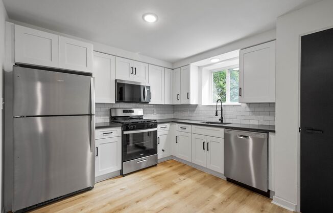 MOVE IN READY! FULLY RENOVATED 2-BEDROOM IN CRAFTON! LEASING SPECIAL AVAILABLE!