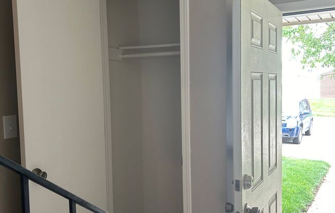 2 beds, 1 bath, 869 sqft, $1,139, Unit 12723T