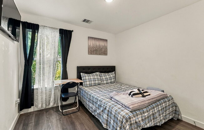3 beds, 2 baths, 1,445 sqft, $1,725, Unit B