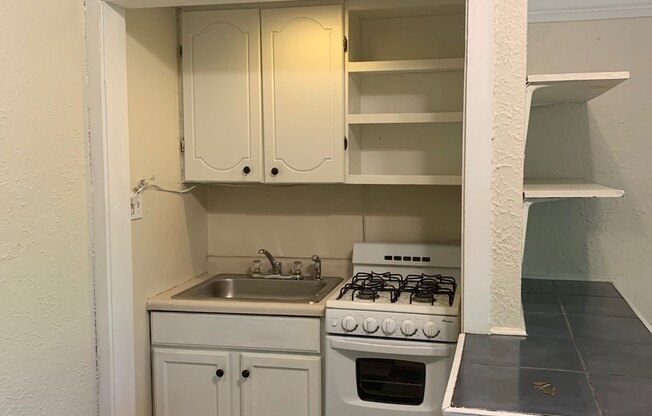 Studio, 1 bath, $725, Unit 25