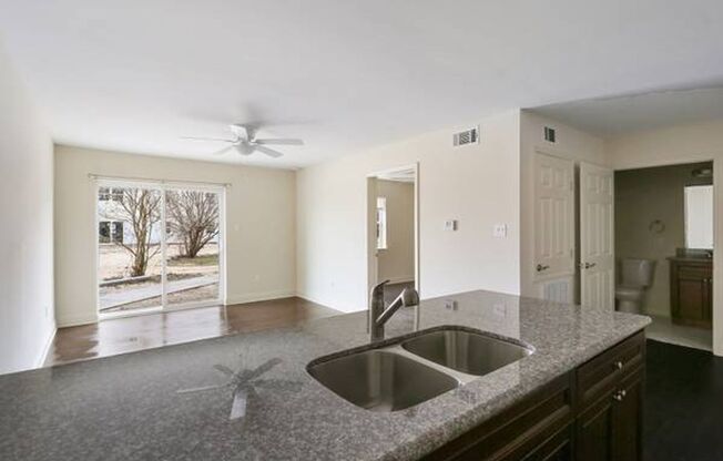 1 bed, 1 bath, $895, Unit F128