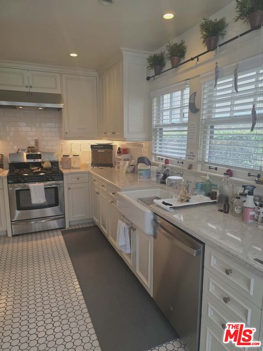 2500 HYPERION AVE