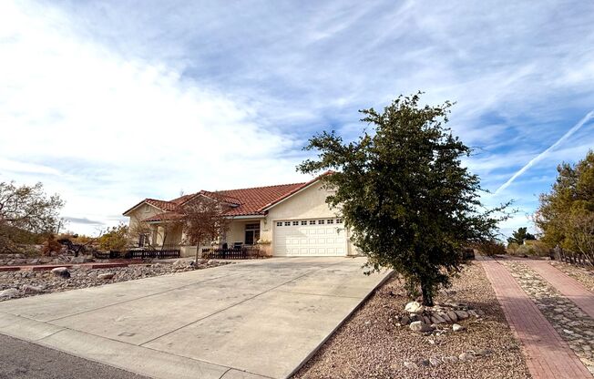 Spacious 3 Bedroom Home in Kingman Foothills Neighborhood!