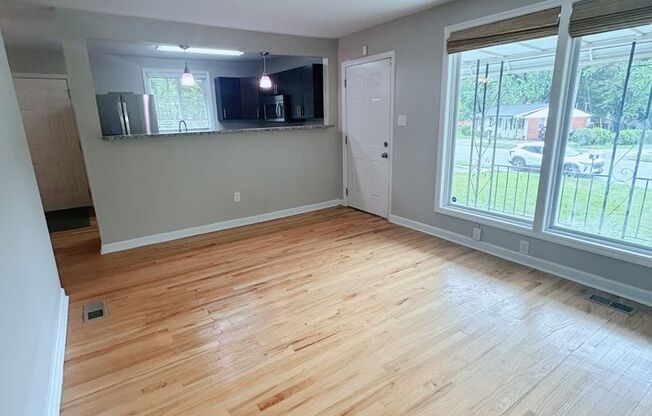 Charming 3-Bedroom Gem with a Screened-In Patio Oasis!