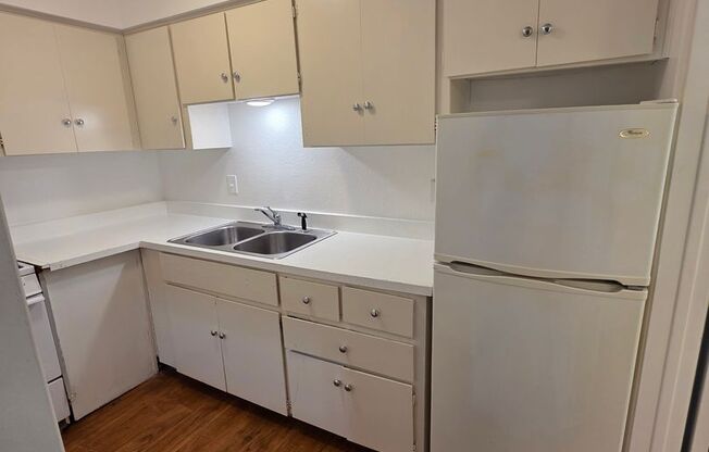 1 bed, 1 bath, 575 sqft, $949, Unit 43